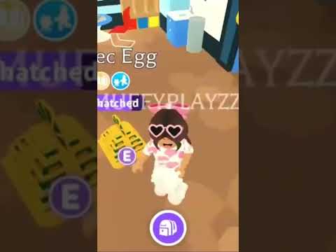 Hatching the new egg in adopt me!🐣 #egghatching #adoptme #roblox