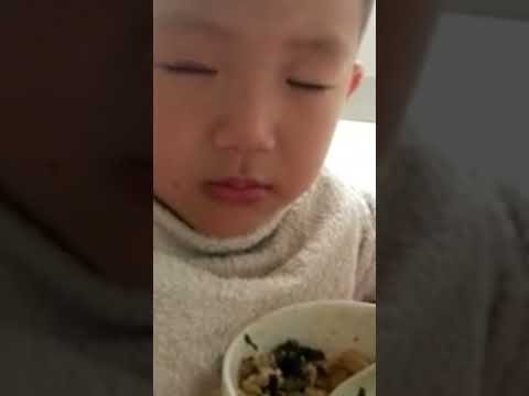 邊吃邊睡覺💤的境界🤣