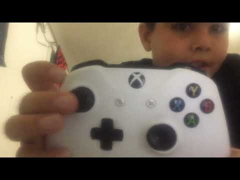 Unboxing a new Xbox controller