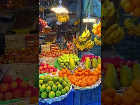 A busy day #life #bazar #dhakacity #crowd #busylifeeasyvlog #sunlight #vegitables #bd #streetmarket