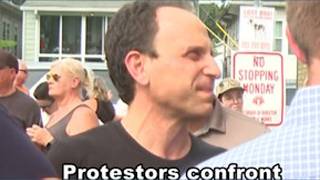 Louisville mayor Craig Greenberg confronted by protestors at Dainty Fest 2026