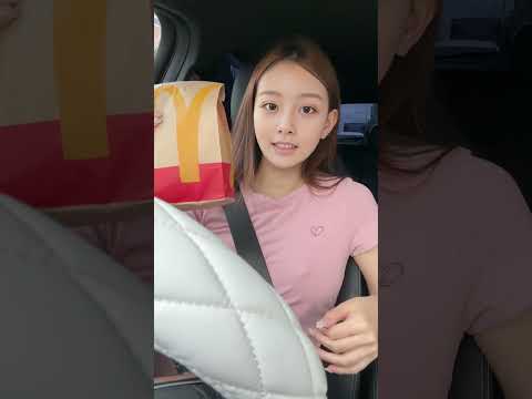 アツすぎたので"シャツ1枚"でドライブスルーに行ったら店員さんが…