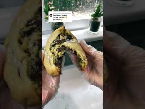 One  Big chocolate chip cookie liviabenson #shorts #easyrecipe #quickrecipe #baking #chocolatecake
