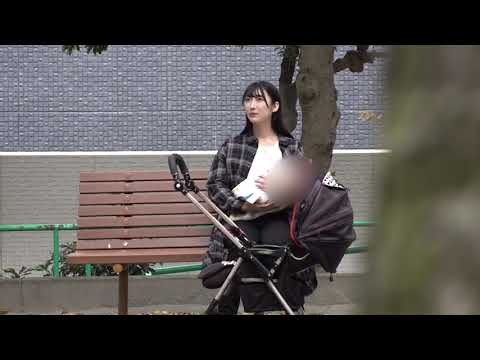 昼下がりにお散歩している母親