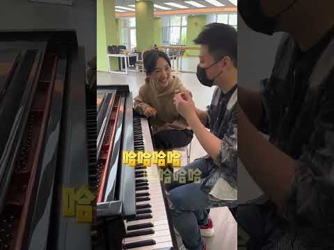滿級大佬薛汀哲來到新手村認真學習，又送桃子烏龍的音樂，令女老師心悅