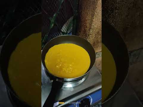 Fulling of Peach Mango Pie.