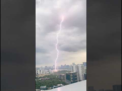 Real Lightning Strike Caught on Camera ⚡| Nature’s Raw Power! #shortvideo #stunningshots #shortfeed