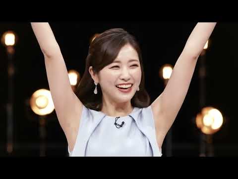 両手を上げたノースリーブの女子アナ。