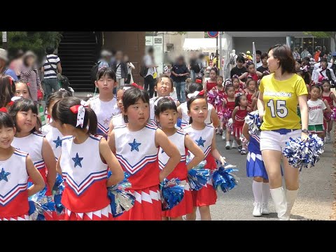 前からナイスバディなチアお姉さんが来た！