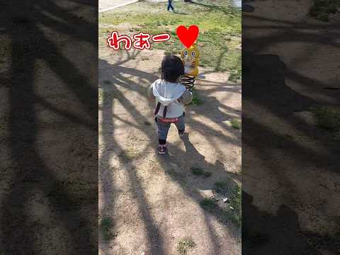 《1歳8ヶ月》おでかけ　公園で見つけたお気に入り#日常#成長#子供#1歳児 #shortvideo#癒し#癒し#あかちゃんのいる生活#ショート#育児#short#shorts#赤ちゃん#親子#成長記録