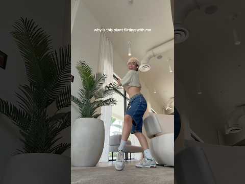 a plant flirting😳😜 #fyp #dance #viral #yuliam #trending #tiktok #dancevideo #trend #explore #funny