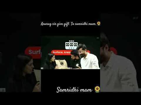 Anurag sir gives gift to samridhi mam 🌻#shorts#ritiksir #jeebatch #physicswallah