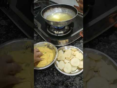 your tasty aloo pakora is ready 😋#food #indiansnacks
