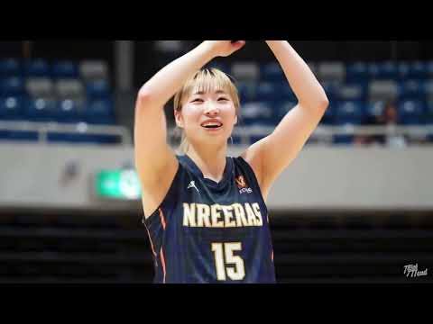 美人バスケ選手　両手を上げて喜ぶ