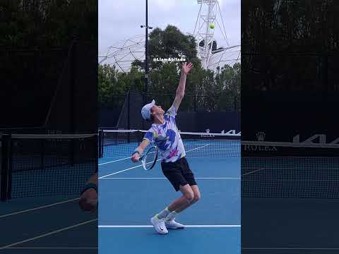 Does Jannik Sinner have a better pinpoint VS platform stance serve? 📌👆/ 🚉