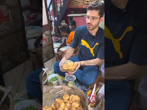 Handsome Man Selling Club ￼Kachori in Kolkata | Chhangani Club Kachori