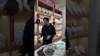 云南大理古镇茶叶店，专卖店生普洱茶和熟普洱茶。