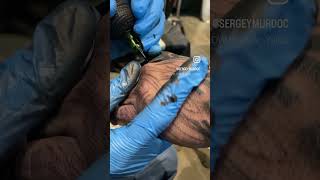 #ornamentallettering #ornamentaltattoo #tattoohand #fingertattoo #ornamental #letteringtattoo