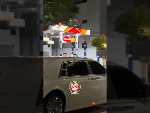 #GDRAGON in his Rolls Royce waving his hand to his fans ❤️