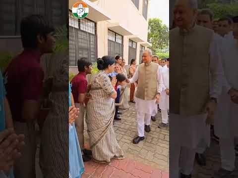 पूर्व मुख्यमंत्री स्व. श्री शिवचरण माथुर एवं उनकी धर्मपत्नी के मूर्ति अनावरण कार्यक्रम में शामिल हुए