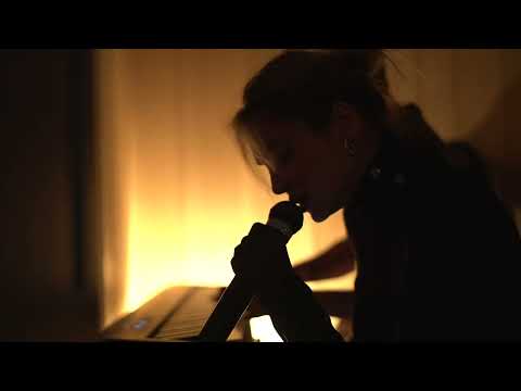 Vienna - Billy Joel  (cover  By Amora)