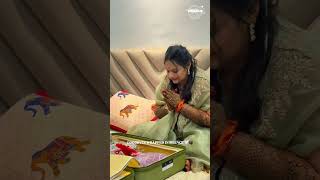 Pasangan pengantin berpose bersama saat menari mehndi #PengantinWanita #PengantinPria #TarianPern...