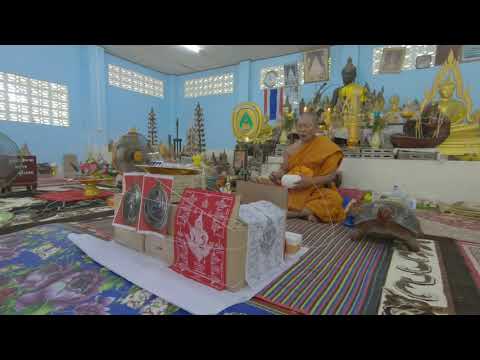 Final blessing moment for Father of Muay Thai Nai KhanomTom amulets. หลวงพ่ออาจ ปลุกเสกเสร็จสิ้นพิธี