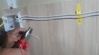 📈The 📉electrician wants to show you this trick.