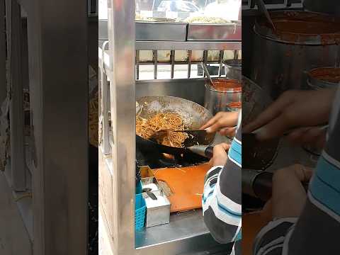 foodie log ke bnvaya chaumin 😁#shortvideo