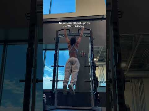 Think I can do it?🤨 #pullups #fitnessmotivation #pullupchallenge #gymgirl #strongwomen #fitness