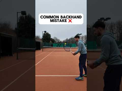 Common backhand mistake #tennis #tennistips #backhand #tenniscoach #tennispractice #tennisbeginners