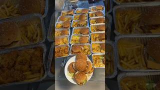 Huge Quantity mein aj humne chicken zinger burgers bana k distribute kiye workers mein 🥰 #minivlog