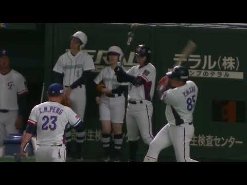 台湾選手のバットを片付けるボールガール その後はボールボーイと話す2024年11月21日 東京ドーム プレミア12