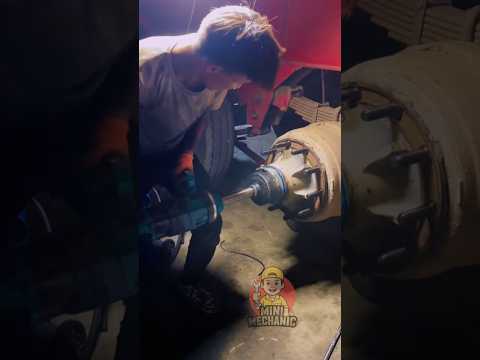 Wheel Hub Maintenance for Heavy-Duty Truck #maintanence #repair #automobile #education #shots #tools