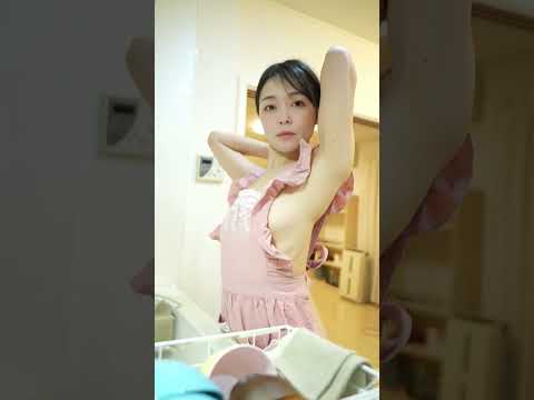 キッチンでエプロン一枚で…😳ピンクと白い花柄が素敵 | 温泉女子| 温泉 女子