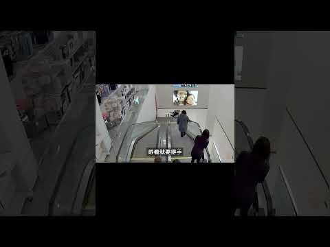 男子在商场脱裤子？被警察击毙？