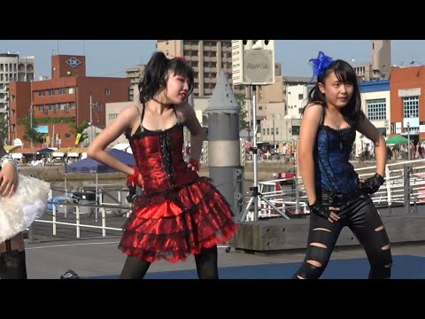 かわいい女の子がセクシー衣装でDANCE