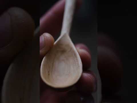 Oiling a spoon with some detailed carving 💆🏽‍♂️ #woodcarving #asmrcommunity #woodart