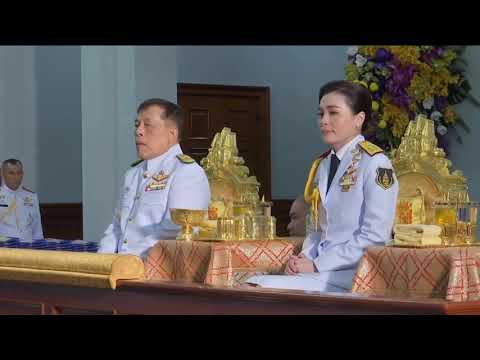 พระบาทสมเด็จพระเจ้าอยู่หัว พระราชทานปริญญาบัตร และเข็มวิทยฐานะ สถาบันการศึกษาทางการทหารชั้นสูง