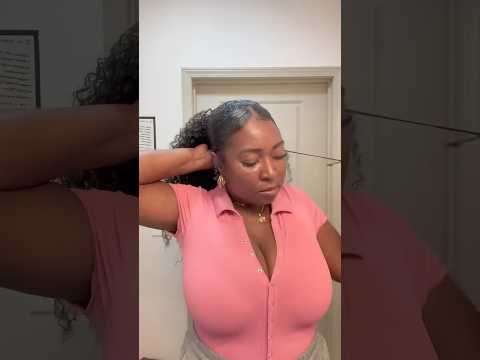 a curly ponytail = a cute effortless style in under 10min👱🏾‍♀️💕 #curlyponytail #easyhairstyle
