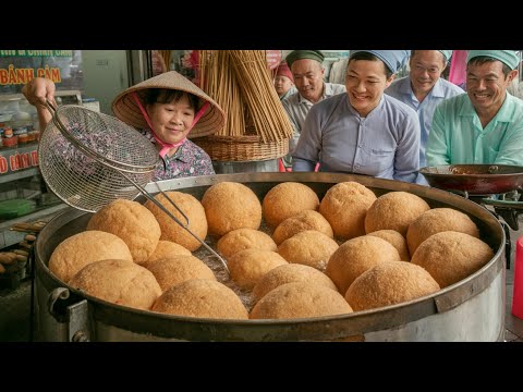 BEST Vietnamese Night Market Street Food Tour in Saigon 2025