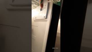 Fix refrigerator. Ice maker not working. Replace control board. 修冰箱，换制冰机控制器电路板。