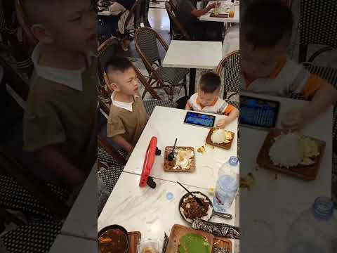 makan kepedesan (food very spicy for kids)