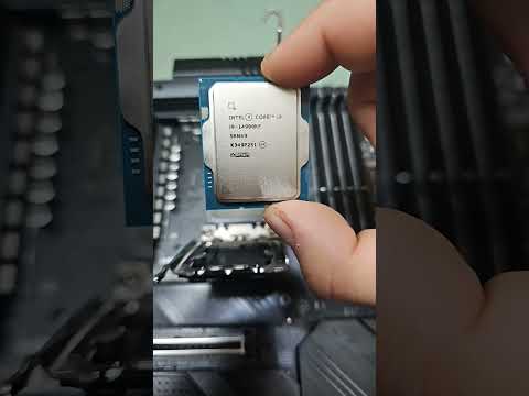 Installing a CPU in an LGA socket. Intel Core i9 14900KF AMD Ryzen 7800x3D #pcmasterrace #pcbuild