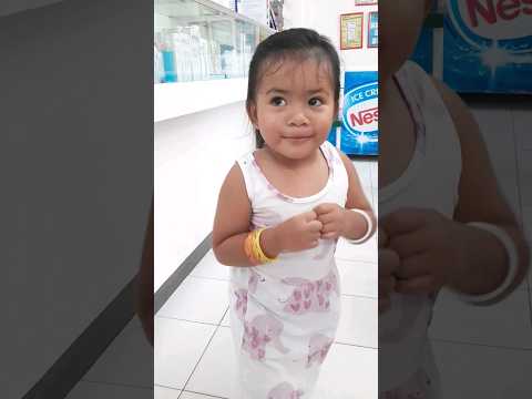 Yung leader ng mga bibe 😁 kacute mo talaga! #adaywithmikay #mypamangkin #tatlongbibe