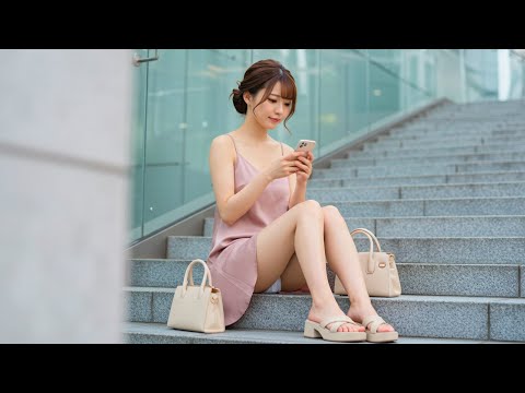 ミニスカからはみ出る三角ゾーンをこっそりと･･･