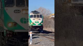 10 Cars! 654/331 flies by on 6322 #railfanning #gotrain #gotransit #train #shorts