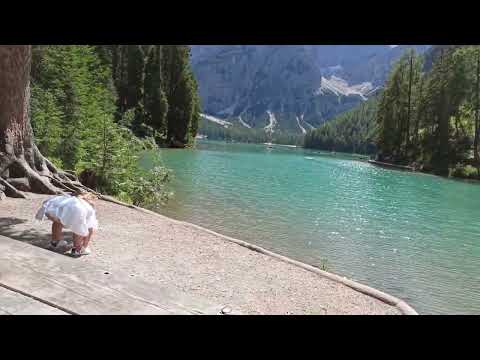 একটি উজ্জ্বল নীল পর্বত হ্রদ। Lake Braies/Lago di Braies, Dolomiti, Italy🇮🇹