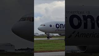 American Airlines (Oneworld Livery) 777-223(ER) taxi by at KIAH!!! #aviation #airport #planes #fyp