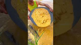 Looking for gold and panning for gold buried in river walls #goldpanning #mininggold #goldhunter